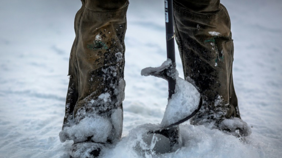 200 fishermen rescued from drifting ice in US lake