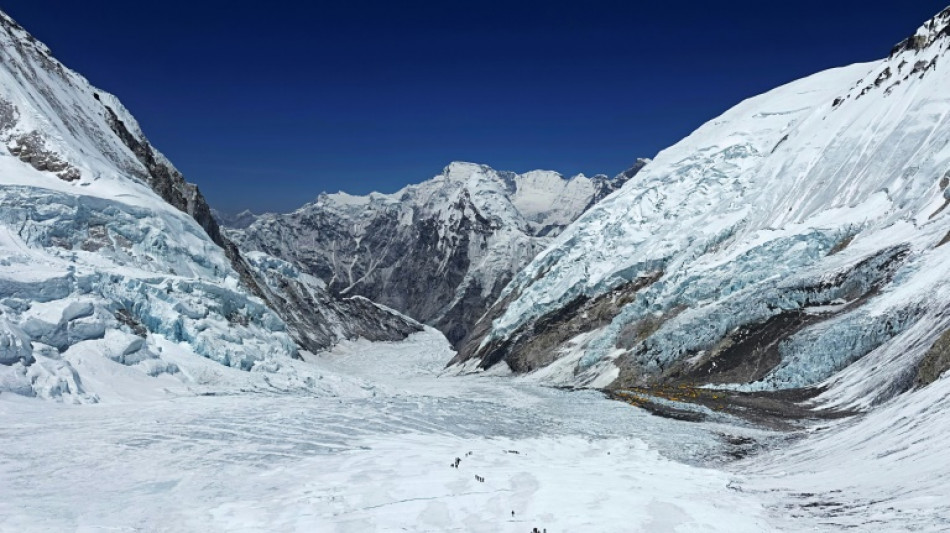 Una nepalesa bate el récord mundial femenino de la ascensión más rápida del Everest