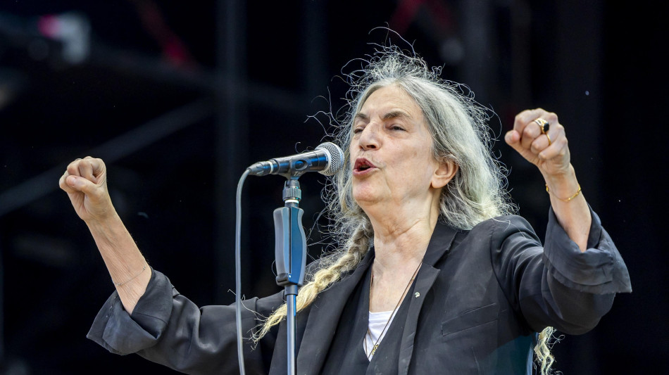 Patti Smith sviene e cade a terra durante esibizione in Brasile