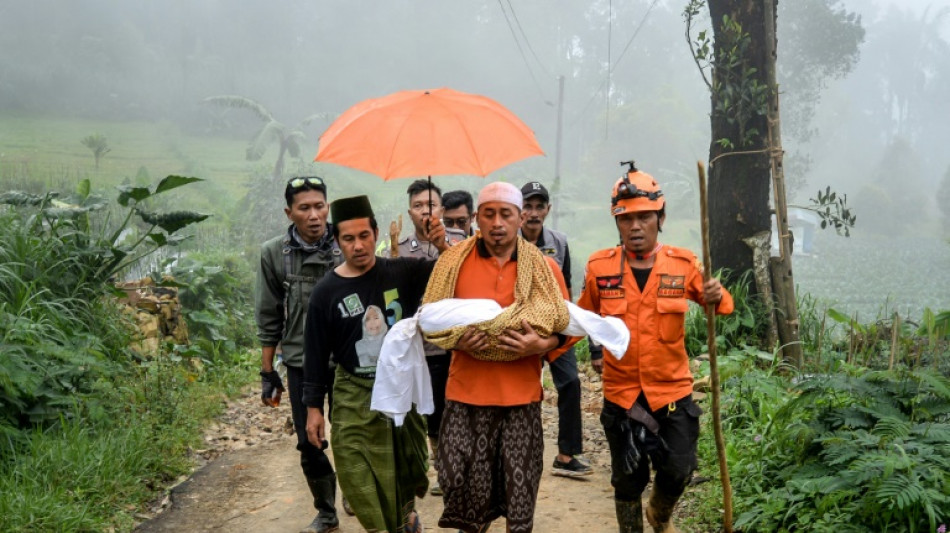 Suben a 21 los muertos por un deslizamiento de tierra en Indonesia