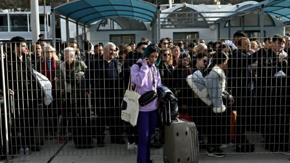 Grèce: des milliers d'habitants fuient Santorin frappée par des séismes à répétition