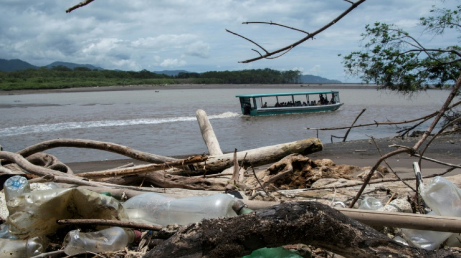 Costa Rica prohíbe bolsas y pajillas plásticas y limita las botellas