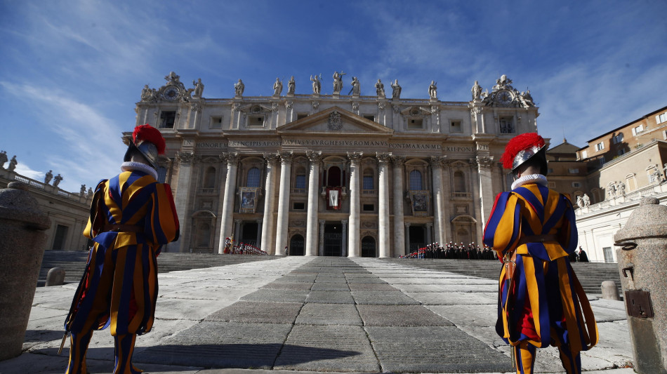 Entra a San Pietro e danneggia sei candelabri, bloccato