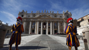 Entra a San Pietro e danneggia sei candelabri, bloccato