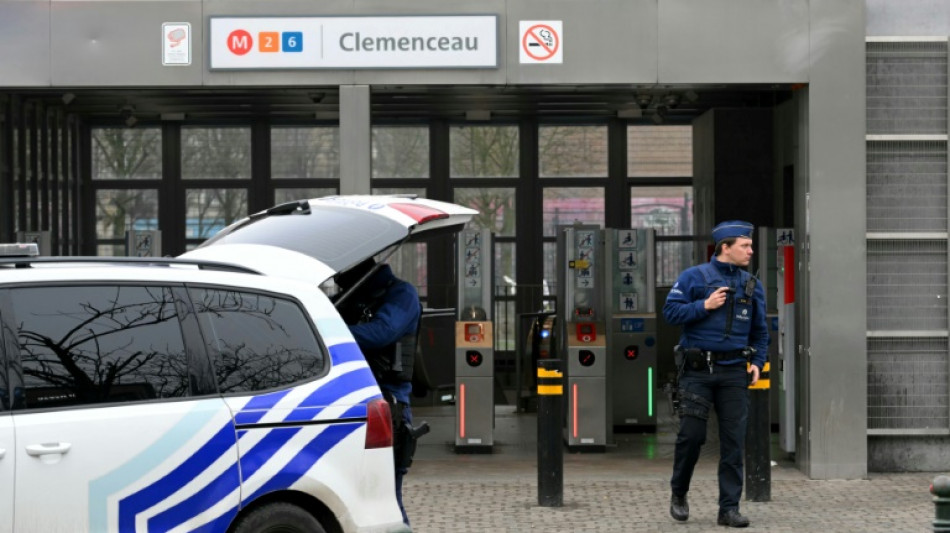 La policía de Bruselas busca a hombres armados por disparos fuera de una estación del Metro