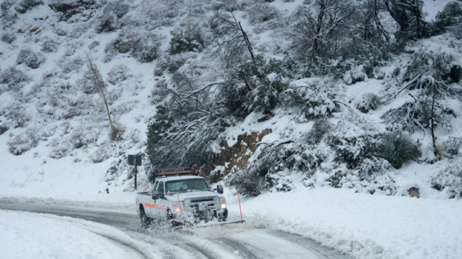 Heavy snow hits southern California