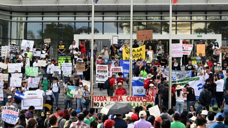 Salvadoreños protestan contra la ley de minería de Bukele 