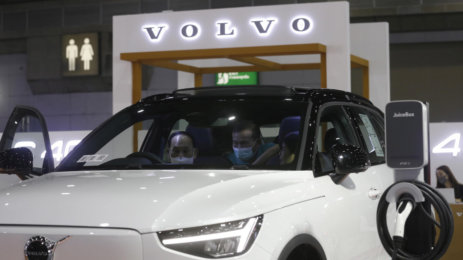 Per Volvo utili in calo nel trimestre, ordini sotto le stime