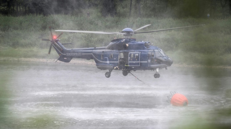 Einsatzkräfte suchen Glutfeuer im Waldbrandgebiet in Sächsischer Schweiz