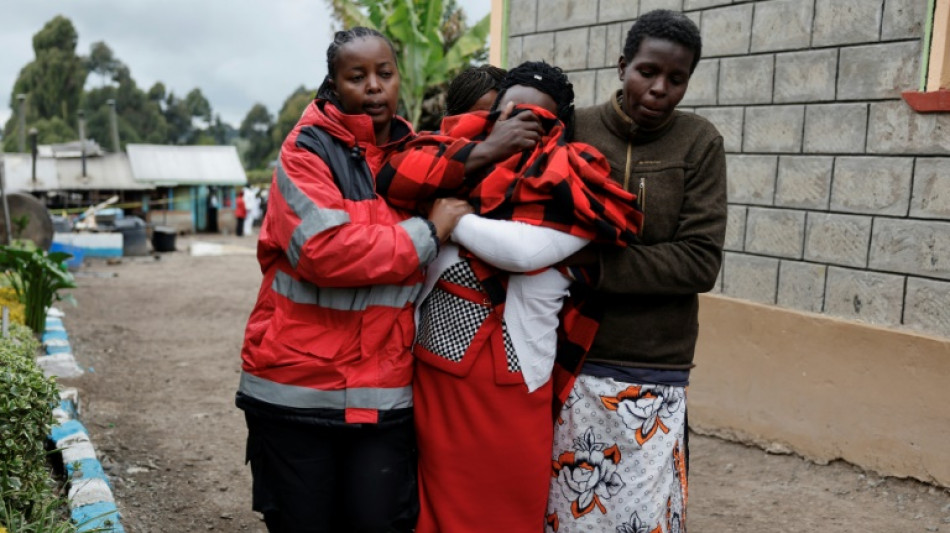 Familias esperan con angustia noticias de sus hijos tras incendio de una escuela en Kenia