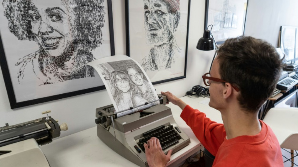 Un artiste britannique dessine portraits et monuments avec des machines à écrire