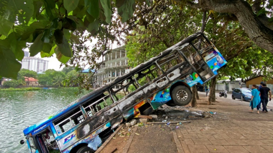 Sri Lanka: des manifestants défient le couvre-feu, l'ONU condamne "l'escalade de la violence"