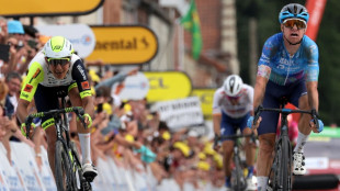 Clarke gana la etapa de los pavés, Van Aert resiste como líder del Tour