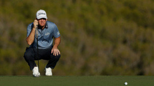 Rested Hoge grabs one-shot lead in Hawaii