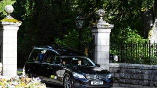 Emotion et foule compacte en Ecosse pour le dernier voyage d'Elizabeth II