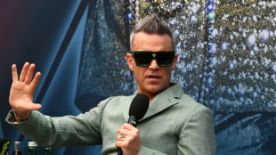 Robbie Williams ofrece sus servicios como "manifestante famoso" en Suiza