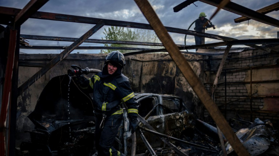 Ukraine: dans Kharkiv bombardée, l'épuisant travail des pompiers