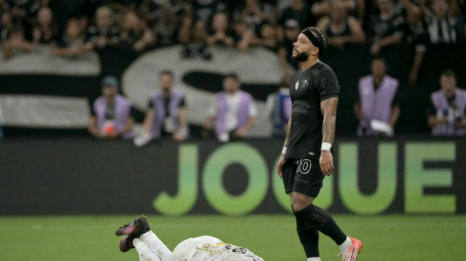 Foot: Depay fait de l'ombre à Neymar dans le "classico" Corinthians-Santos