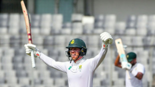 Verreynne century puts South Africa on top, Bangladesh 19-2 at tea