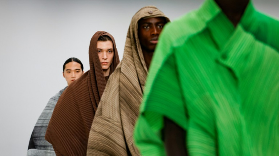 Issey Miyake evoca en París la naturaleza con su plisado infinito