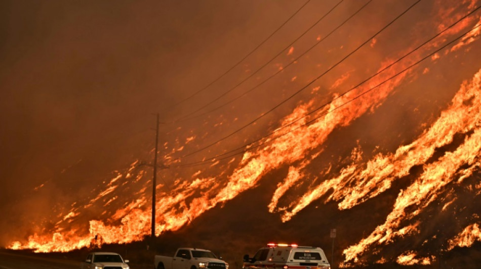 Les pompiers progressent contre le nouvel incendie près de Los Angeles