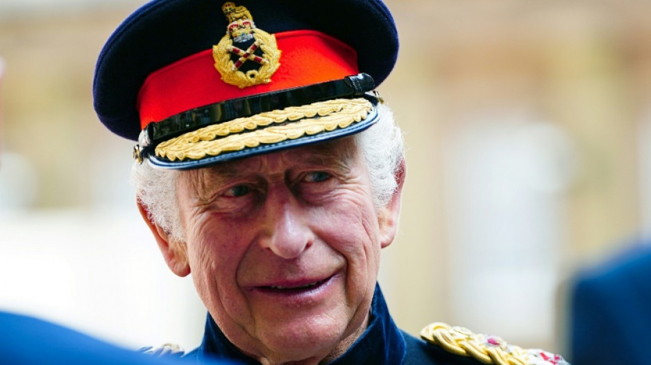 Charles III à cheval pour sa première parade d'anniversaire