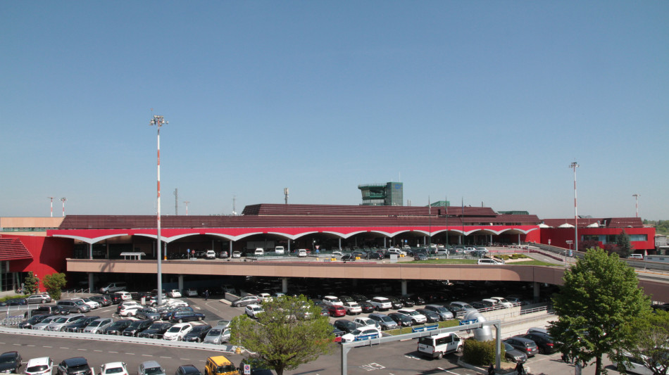 L'aeroporto di Bologna chiuso per sicurezza, voli dirottati