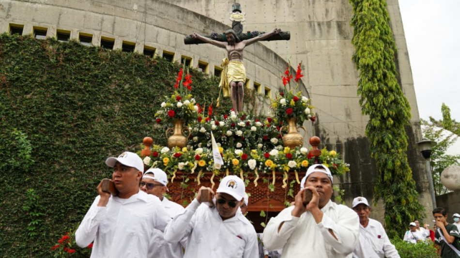 Nicaraguenses celebram via-crúcis restrita no entorno das igrejas