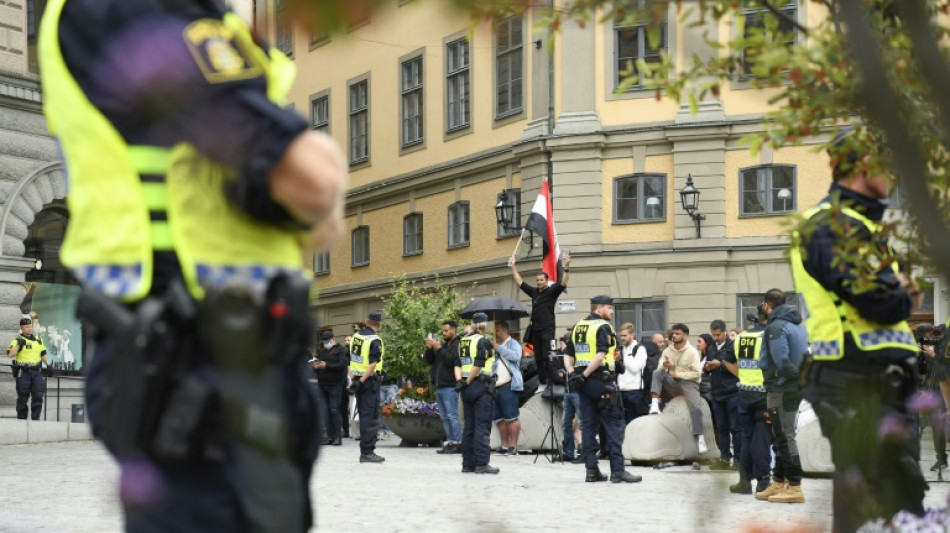 Dois homens queimam um Alcorão em protesto autorizado em frente ao Parlamento sueco