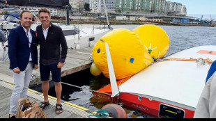 Seize heures sous la coque d'un bateau: le sauvetage miraculeux d'un skipper français dans l'Atlantique