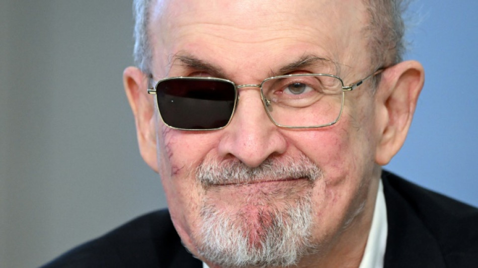 Atacante de escritor Salman Rushdie se sienta en el banquillo en EEUU