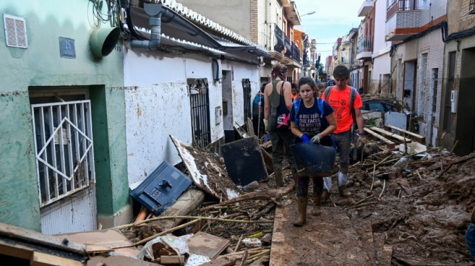 Miles de soldados y policías adicionales llegan a las zonas devastadas en España