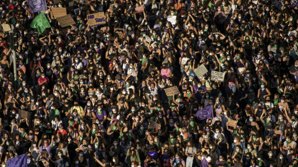 Les femmes manifestent pour leurs droits, menacés à travers le monde