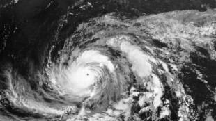 Le typhon Mawar s'éloigne de Guam, l'île évalue les dégâts après avoir "bravé la tempête"