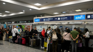 Governo argentino ameaça ceder controle da Aerolíneas a empresas privadas para conter greve sindical