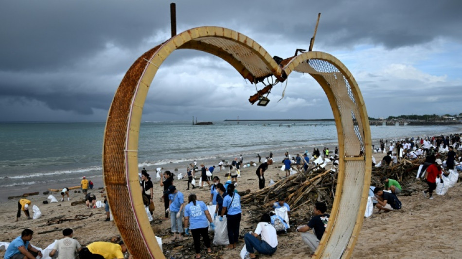 Volunteers clean up Bali's beach from "worst" monsoon-driven trash