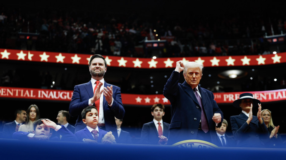 Trump firma sette ordini esecutivi alla Capital One Arena