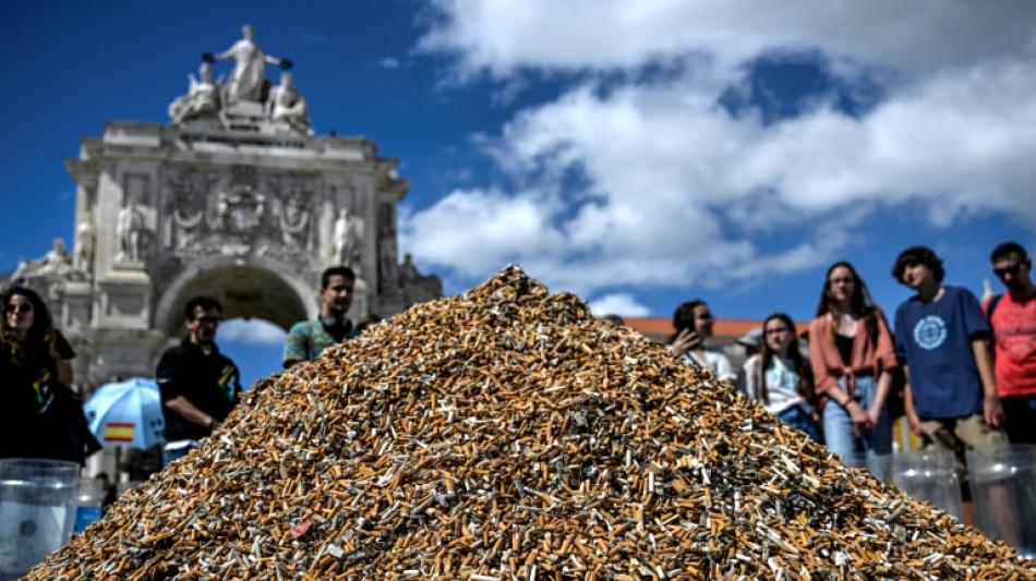 Ecologistas forman un enorme montón de colillas de cigarrillo en Lisboa