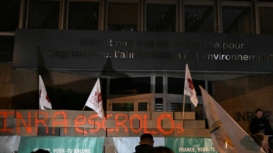 Des centaines d'agriculteurs manifestent devant des institutions publiques, dont l'Anses et l'Inrae