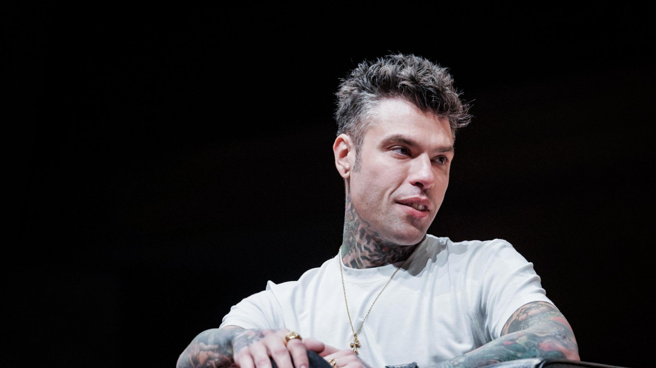 Fedez torna su Instagram, posta una foto con la flebo