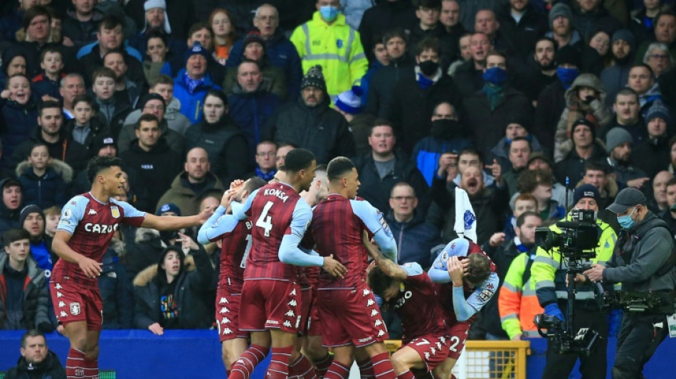 Foot: Digne touché par une bouteille jetée des tribunes contre son ancien club, Everton