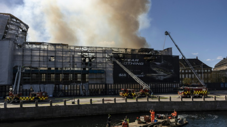 Espectacular incendio del edificio histórico de la Bolsa de Copenhague "bajo control"