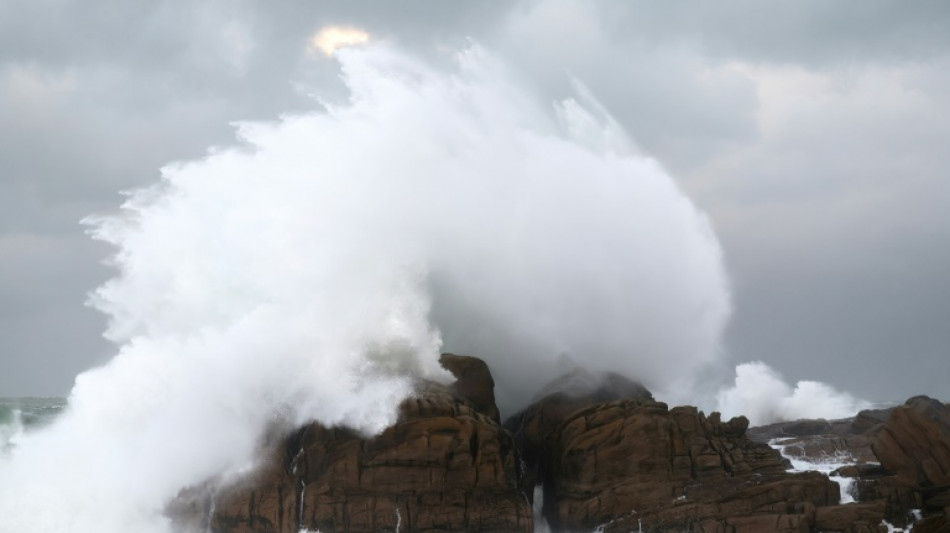 Tempestade Ciaran deixa sete mortos e causa perturbações ao tráfego no oeste da Europa