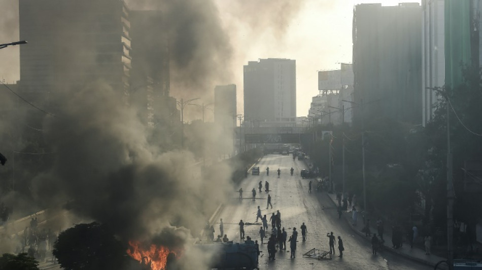 Ex-primeiro-ministro do Paquistão comparece a tribunal após detenção e protestos violentos