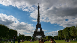 Polícia evacua Torre Eiffel por alerta de segurança