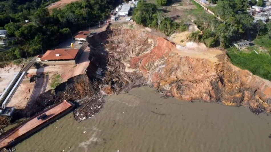 Socorristas buscam criança desaparecida após deslizamento no Norte