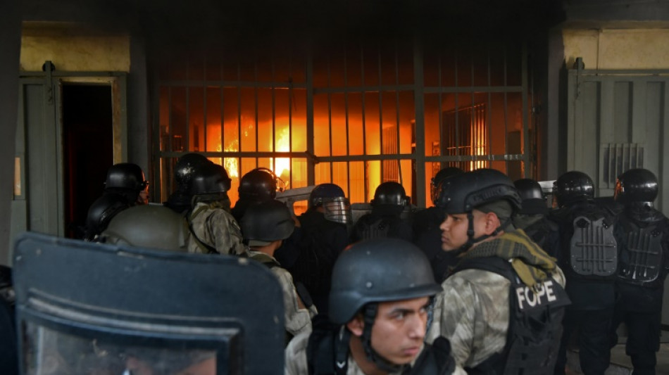 Detentos libertam presídio que tomaram no Paraguai