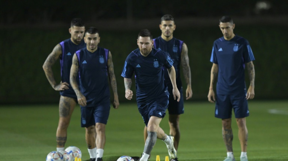 Messi y Argentina buscan levantarse; Francia quiere los octavos de final