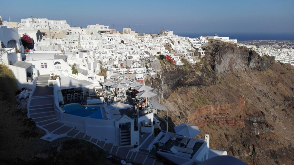 Sciame sismico a Santorini, scuole chiuse fino a venerdì