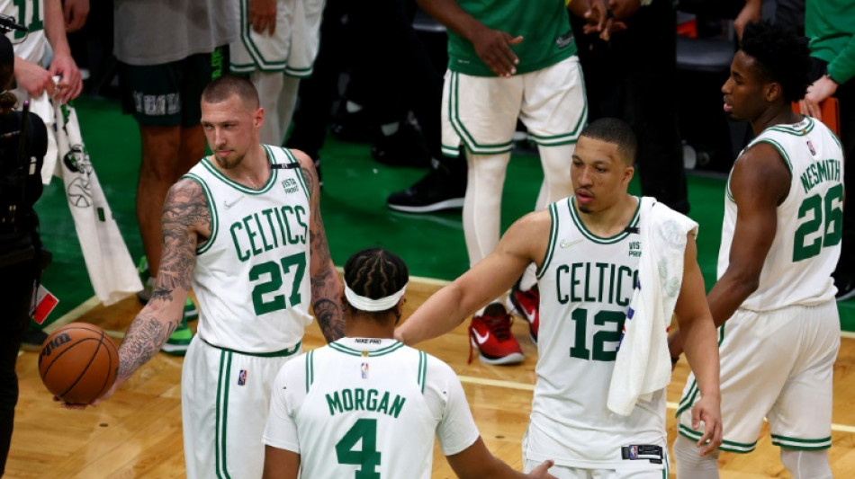 Celtics arrollan al Heat 102-82 y emparejan la serie del Este a dos triunfos por bando